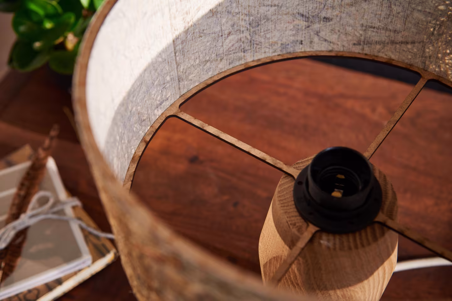 Pura Holz Tischlampe von LeuchtNatur aus nachhaltigem Holz, handgefertigt aus Blättern, ideale umweltfreundliche Beleuchtung für stilvolle Innenräume mit 5 Jahren Garantie. - das Bild 1