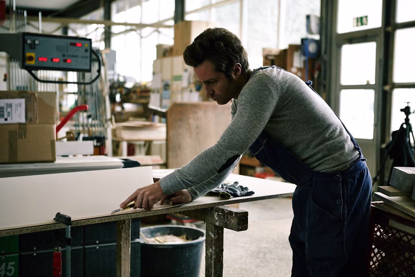 Atticus Stehleuchte Nero aus hochwertigem Holzfurnier, handgefertigt und umweltfreundlich, kombiniert edles Design mit Nachhaltigkeit und 5 Jahren Garantie, ideal für stilvolle, natürliche Wohnräume. - das Bild 1