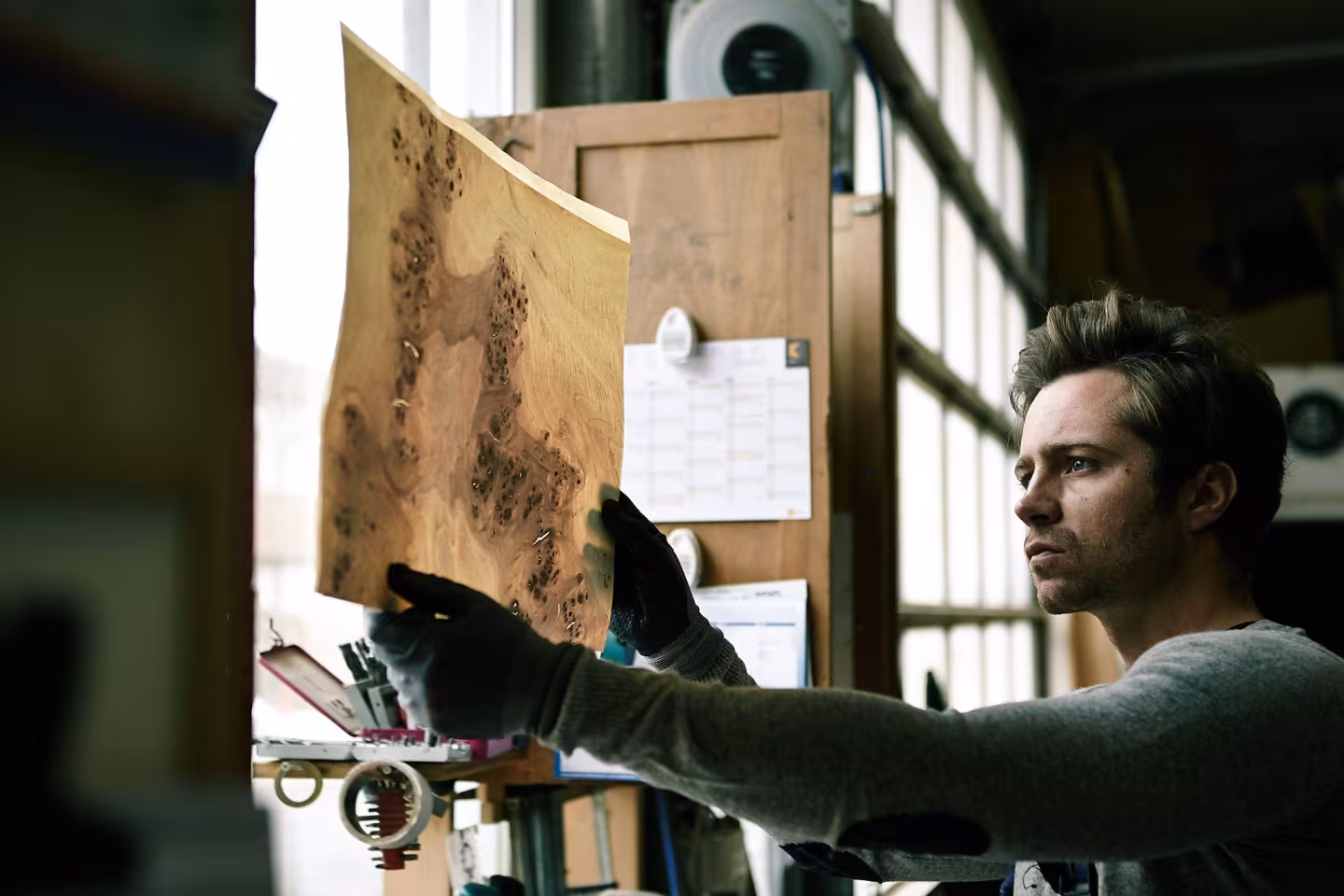 Holz Tischlampe Arboreus 2 von LeuchtNatur in Rosso, handgefertigt aus natürlichen Materialien, umweltfreundlich, Premium-Qualität mit 5 Jahren Garantie, elegant auf einem Tisch platziert. - das Bild 3