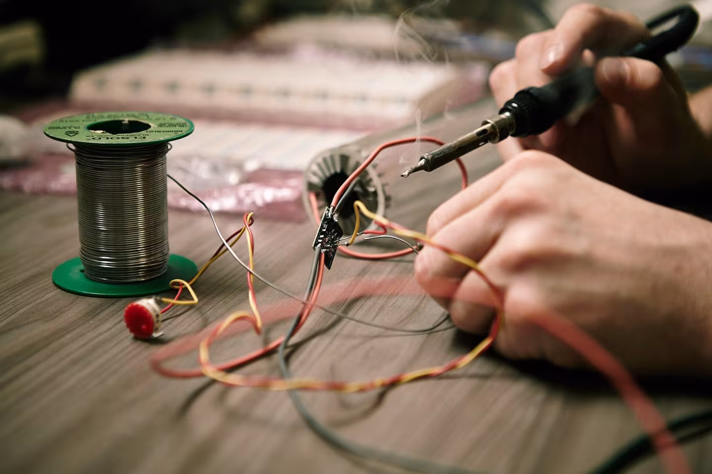 Dreiteiliges Arundo Design Pendelleuchten-Set aus natürlichen Materialien, handgefertigt von LeuchtNatur, mit nachhaltigem Holz und umweltfreundlichem Design, ideal für stilvolle Innenräume. - das Bild 1