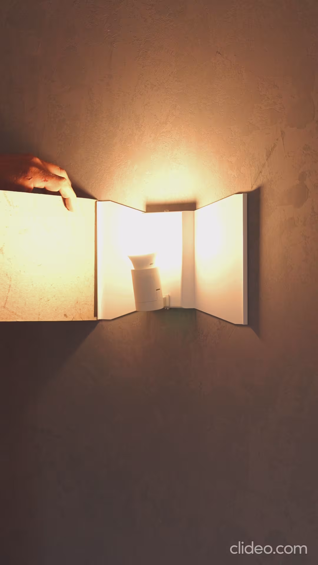 Natur Wandleuchte Cortex aus Holz von LeuchtNatur, handgefertigt und nachhaltig, mit Almwiesen-Design. - das Bild 2