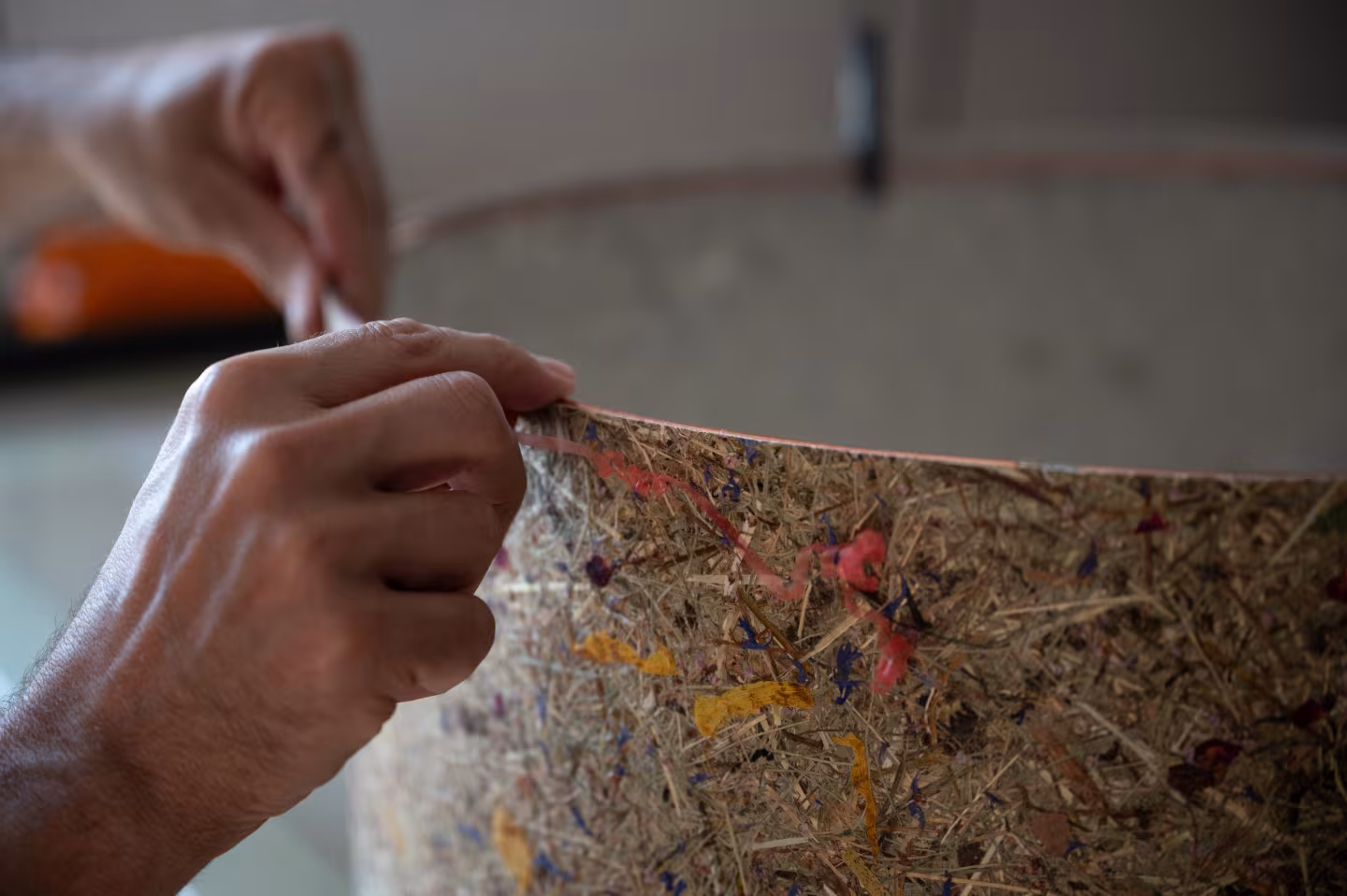 Handgefertigte Deckenleuchte „Discus“ von LeuchtNatur aus natürlichen Materialien wie Holz, umweltfreundlich und hochwertig, im modernen Design „Almwiese light“ mit 5 Jahren Garantie, ideal für nachhaltige Wohnbeleuchtung. - das Bild 3