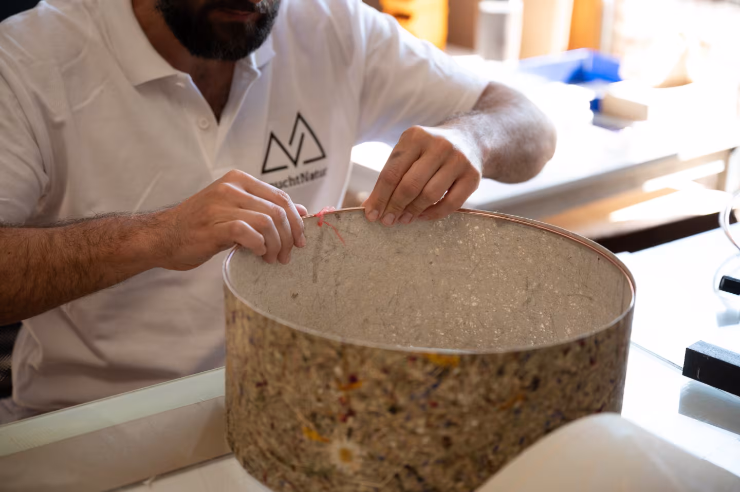 Pura Holz Tischlampe von LeuchtNatur, handgefertigt aus grauem Loden und Holz, umweltfreundliches Design mit 5 Jahren Garantie, ideal für stilvolle und nachhaltige Wohnräume. - das Bild 2