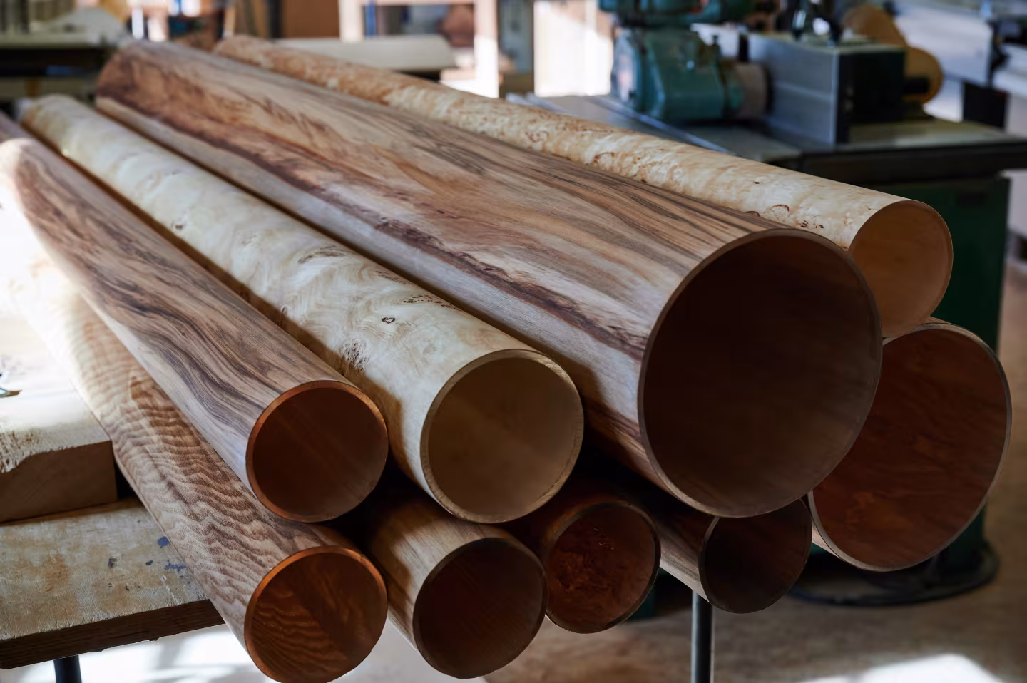 Handgefertigte Holzfurnier Stehlampe Lucerna aus Olivesche von LeuchtNatur, umweltfreundliche Premium-Qualität mit 5 Jahren Garantie, ideal für stilvolle, natürliche Raumbeleuchtung. - das Bild 2