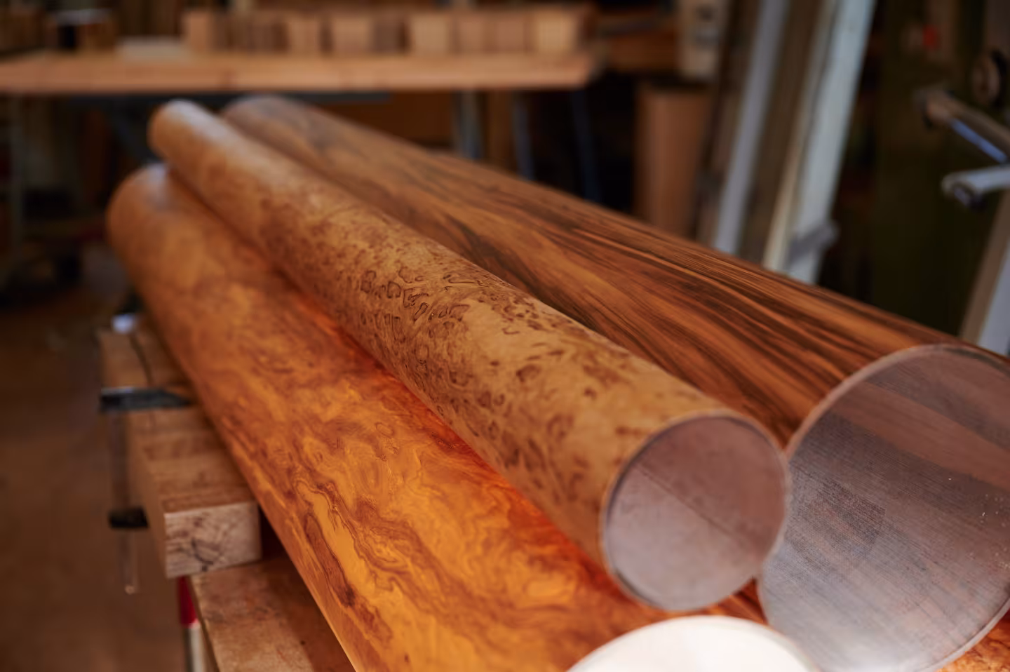 Handgefertigte Holzfurnier Stehlampe Columna von LeuchtNatur aus Eiche mit Stab – nachhaltige Premium-Qualität, 5 Jahre Garantie, umweltfreundliche Beleuchtung. - das Bild 1