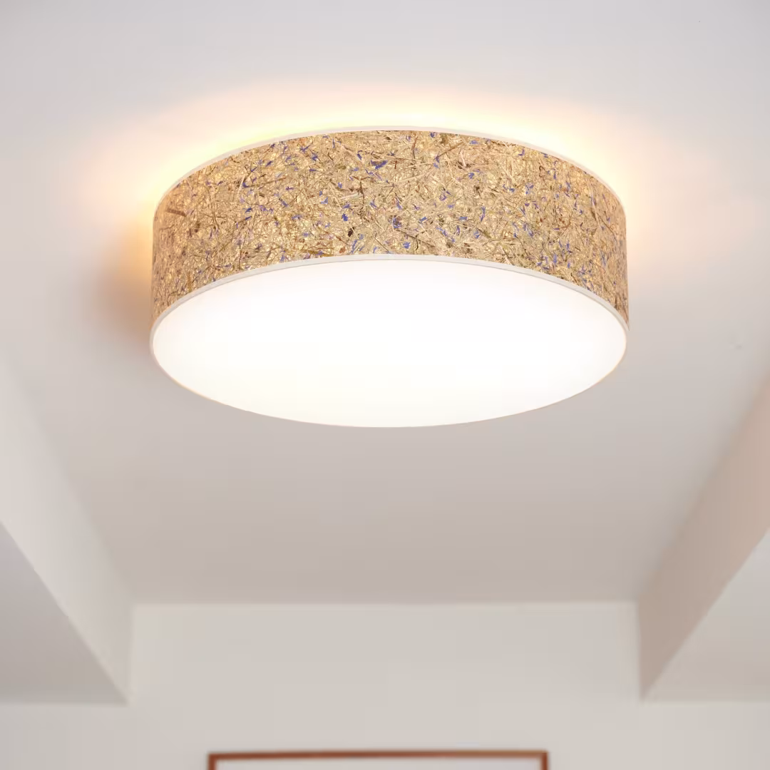 Handgefertigte Deckenleuchte Discus aus Kornblume von LeuchtNatur, umweltfreundliches Design für Ihr Zuhause.
