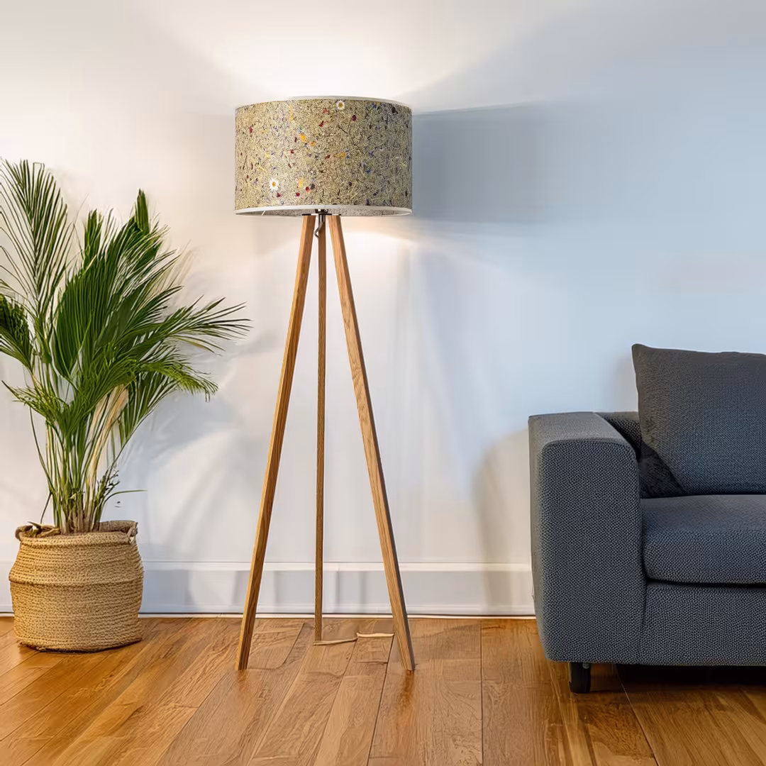 Ligno Holz Stehlampe aus natürlichem Holz, handgefertigt in Almwiese, exklusiv bei LeuchtNatur kaufen. - das Bild 2