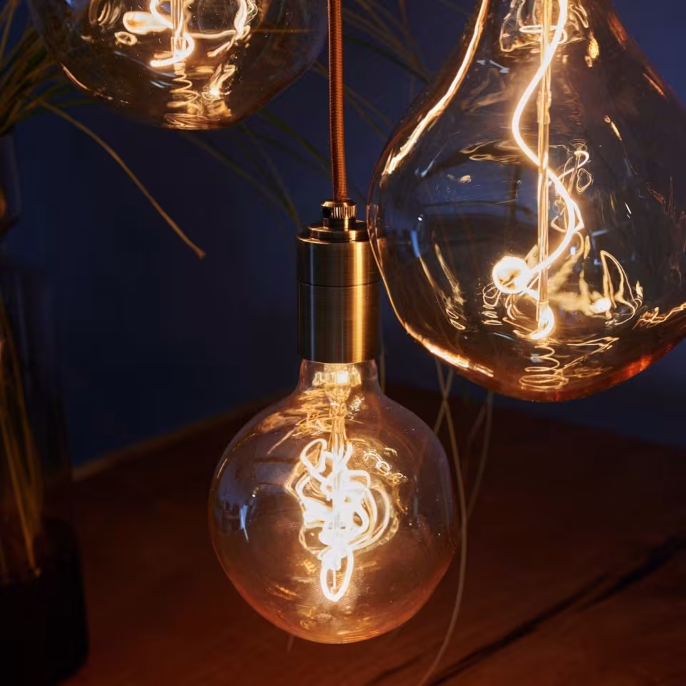 Pirum Designer Retro Glühbirne von LeuchtNatur, handgefertigt aus Holz, nachhaltige Premium-Lampe mit 5 Jahren Garantie. - das Bild 1