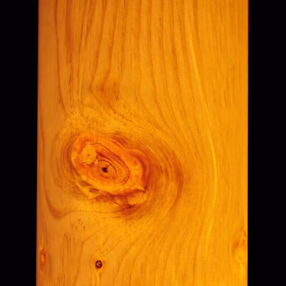 Gracia Stehleuchte Zirbe: Handgefertigte Lichtsäule aus Zirbenholzfurnier, umweltfreundlich und stilvoll. - das Bild 3