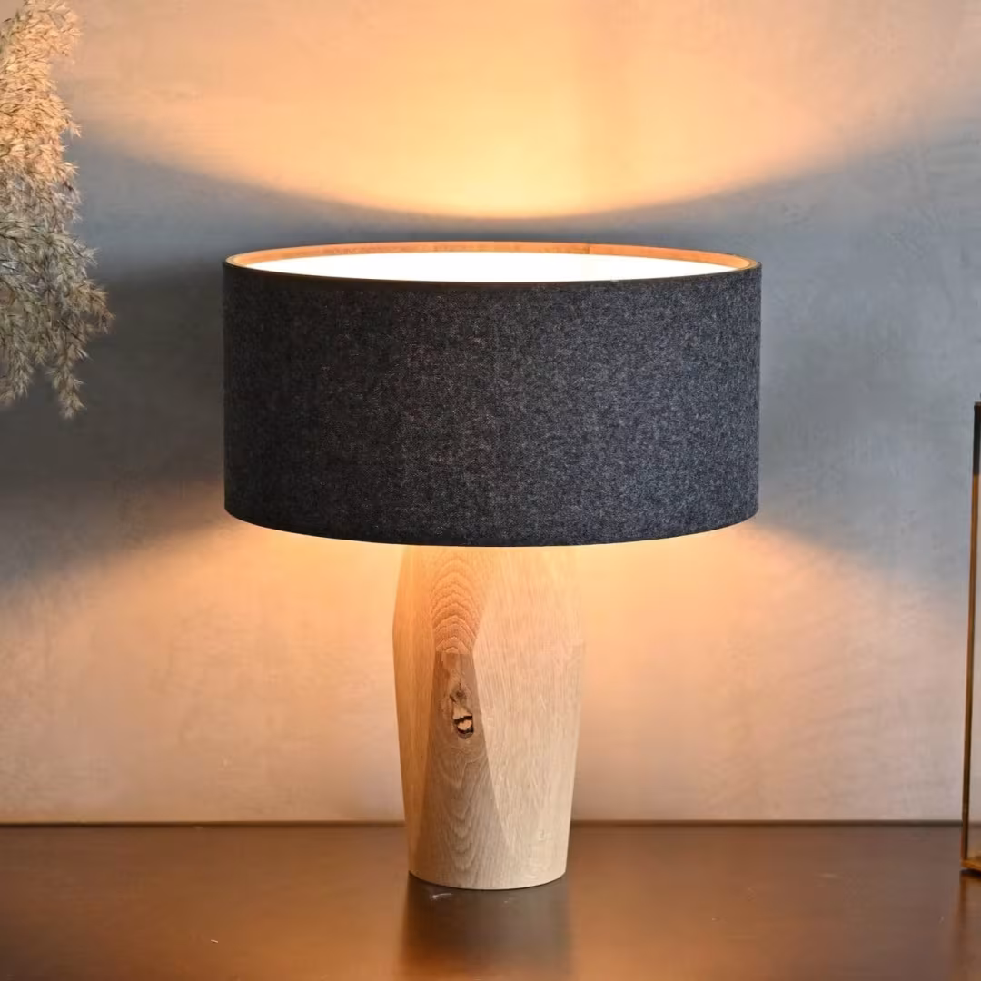 Pura Holz Tischlampe von LeuchtNatur: Handgefertigt aus Naturmaterialien, umweltfreundlich, 5 Jahre Garantie.