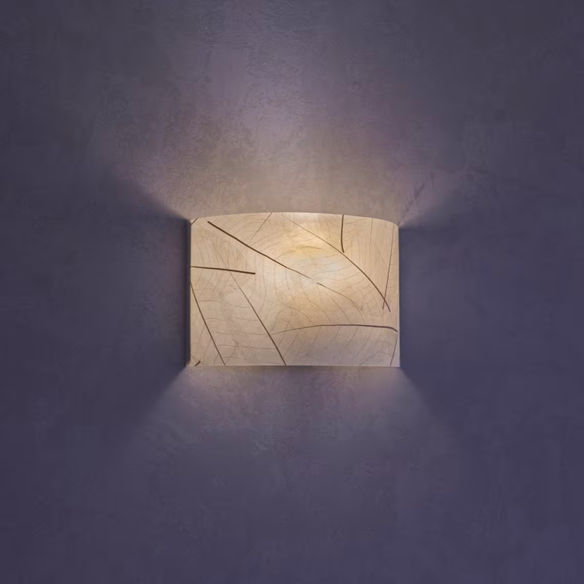 Handgemachte Wandleuchte Cortex aus Blättern von LeuchtNatur, umweltfreundliches Design für stilvolle Beleuchtung.