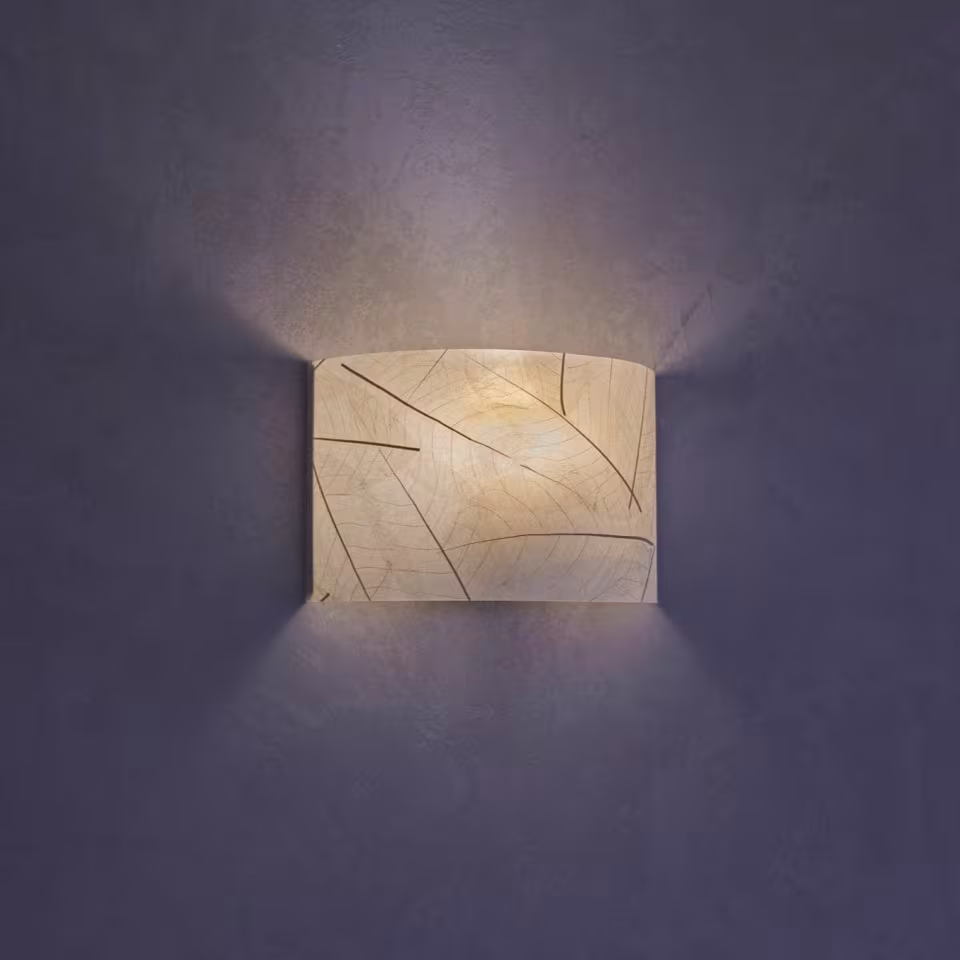 Handgemachte Wandleuchte Cortex aus Blättern von LeuchtNatur, umweltfreundliches Design für stilvolle Beleuchtung.