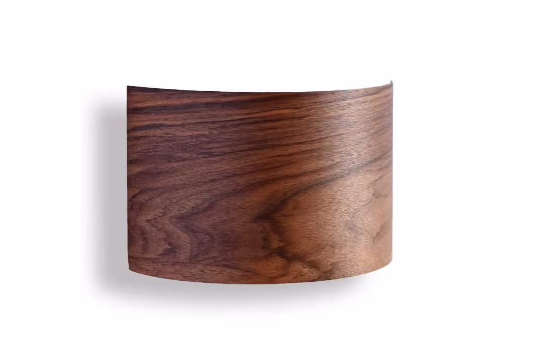 Handgefertigte Nussbaum-Holzfurnier Wandleuchte Cortex von LeuchtNatur, umweltfreundlich und elegant.