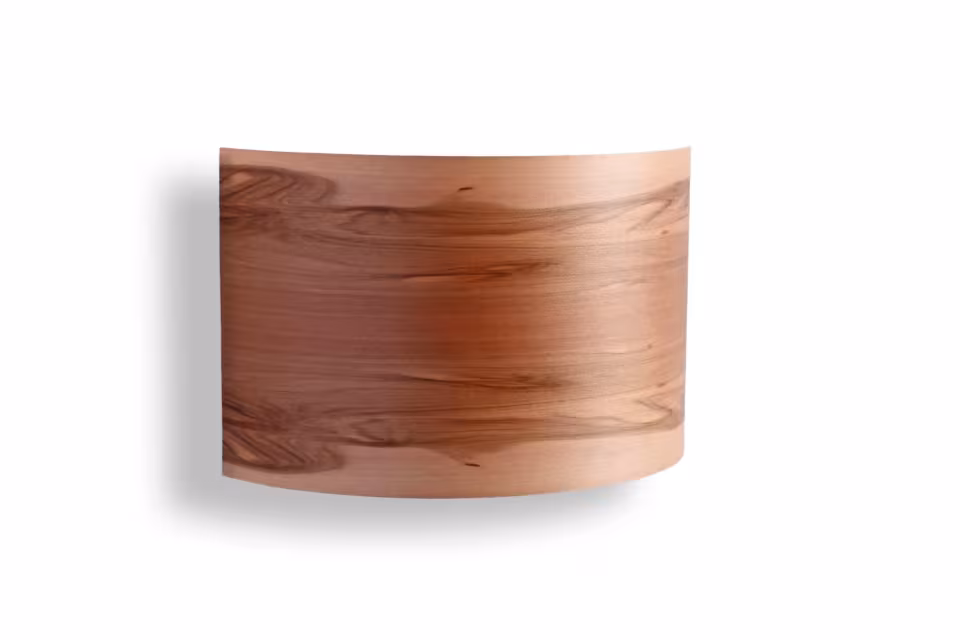 Handgefertigte Wandleuchte aus Satin-Nussbaum-Holzfurnier, umweltfreundlich, ideal für stilvolle Innenräume.