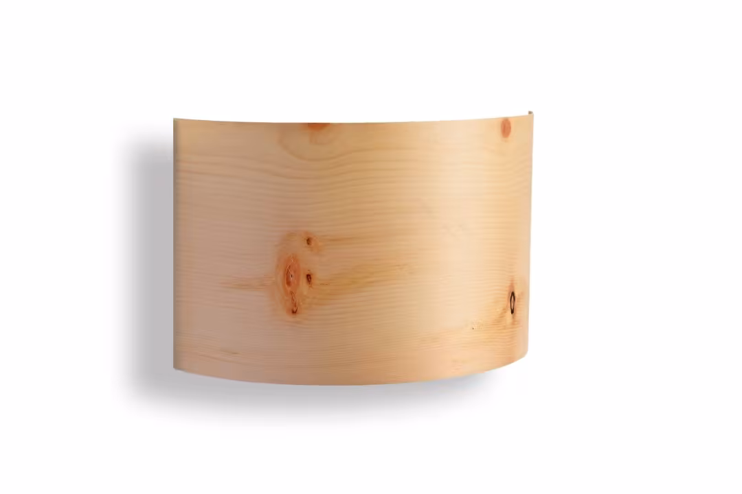 Handgefertigte Wandleuchte aus Zirbenholz, natürlich und umweltfreundlich, mit 5 Jahren Garantie.