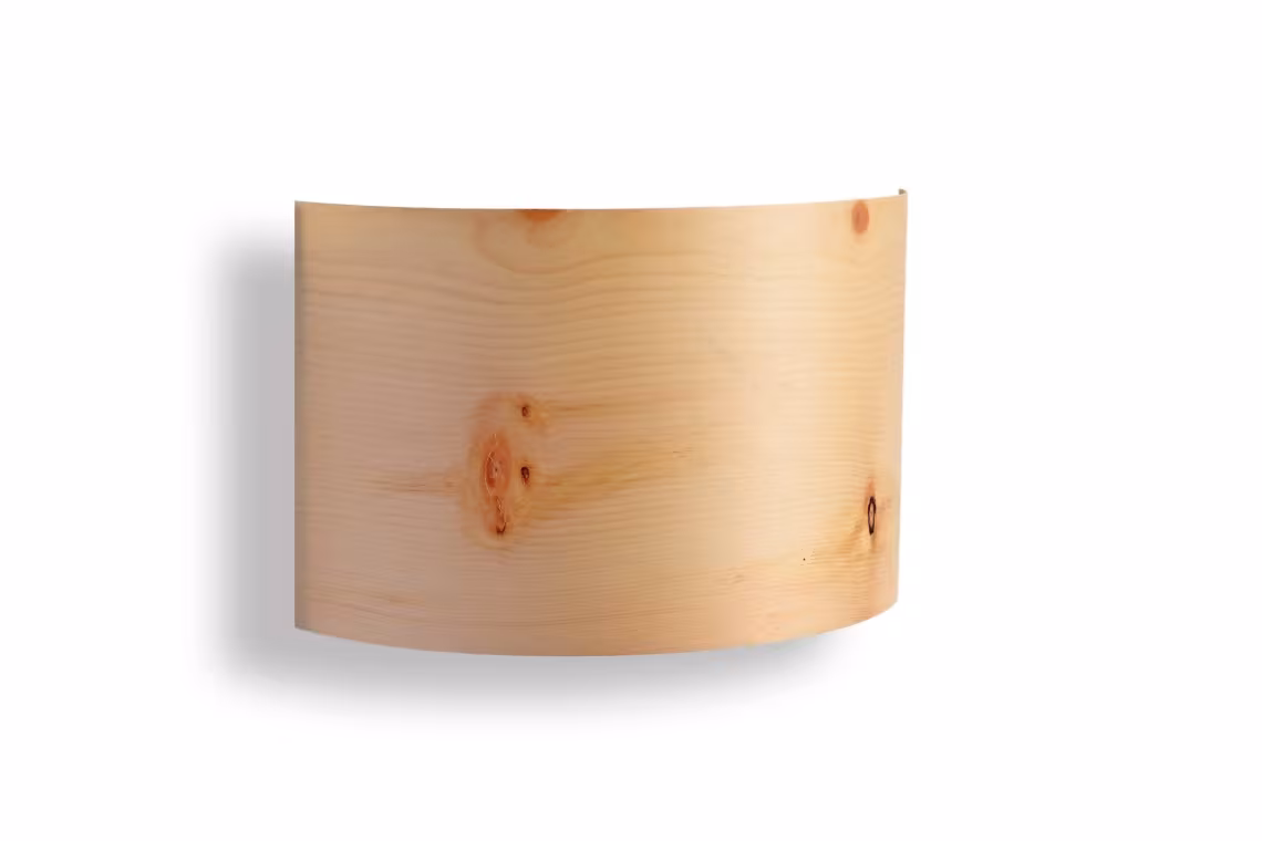 Handgefertigte Wandleuchte aus Zirbenholz, natürlich und umweltfreundlich, mit 5 Jahren Garantie.