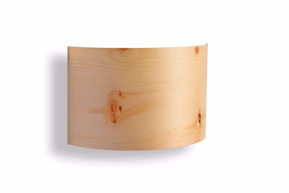 Handgefertigte Wandleuchte aus Zirbenholz, natürlich und umweltfreundlich, mit 5 Jahren Garantie.