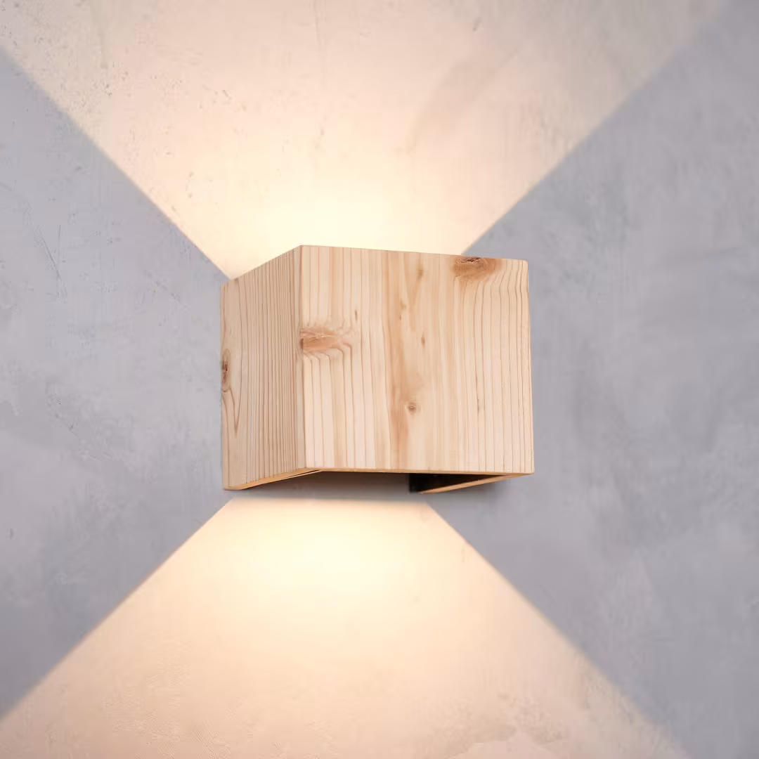 Cubus Holz Wandlampe aus Altholz Fichte, handgefertigt und umweltfreundlich, erhältlich bei LeuchtNatur. - das Bild 1