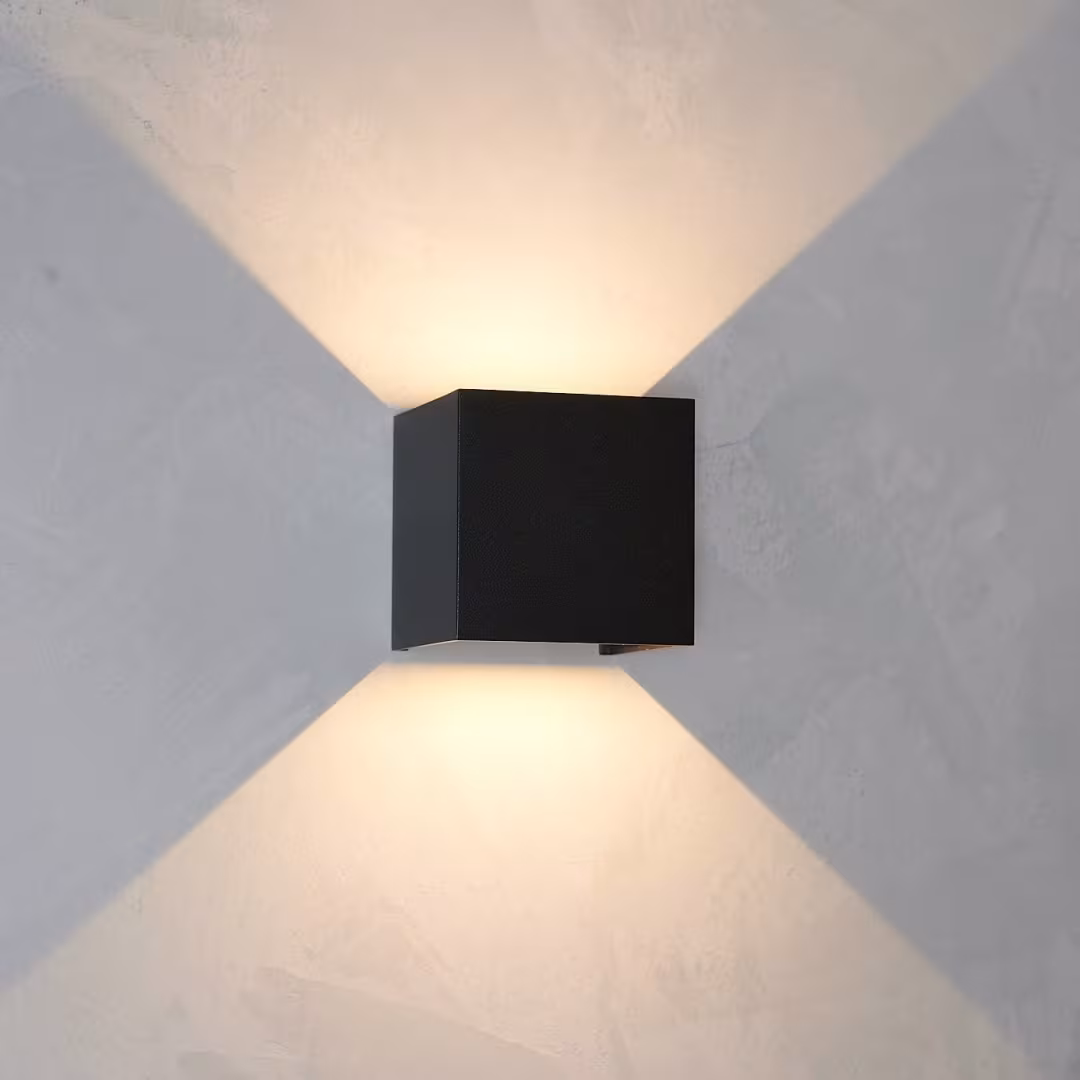 „Cubus Wandleuchte von LeuchtNatur, handgefertigt aus Holz und Metall, nachhaltiges Design für stilvolle Räume.“ - das Bild 1