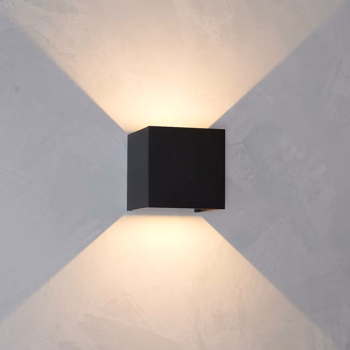 „Cubus Wandleuchte von LeuchtNatur, handgefertigt aus Holz und Metall, nachhaltiges Design für stilvolle Räume.“ - das Bild 1