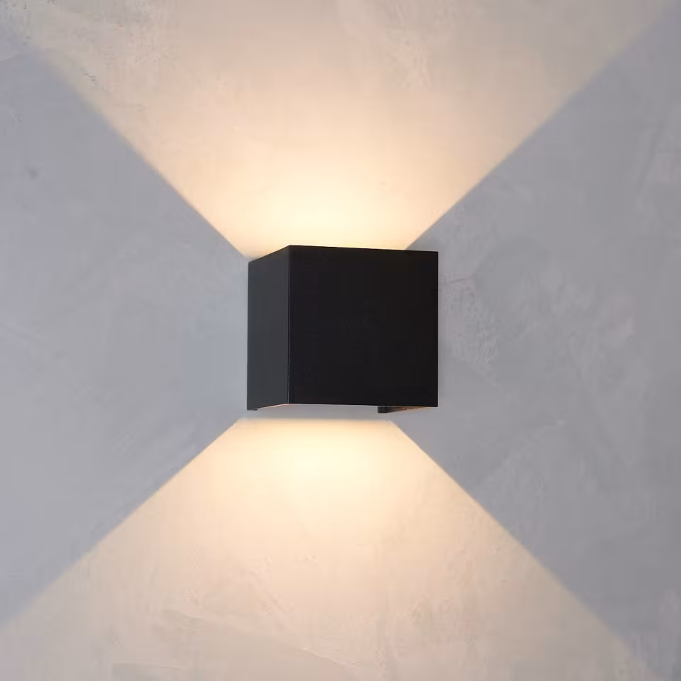 „Cubus Wandleuchte von LeuchtNatur, handgefertigt aus Holz und Metall, nachhaltiges Design für stilvolle Räume.“ - das Bild 1