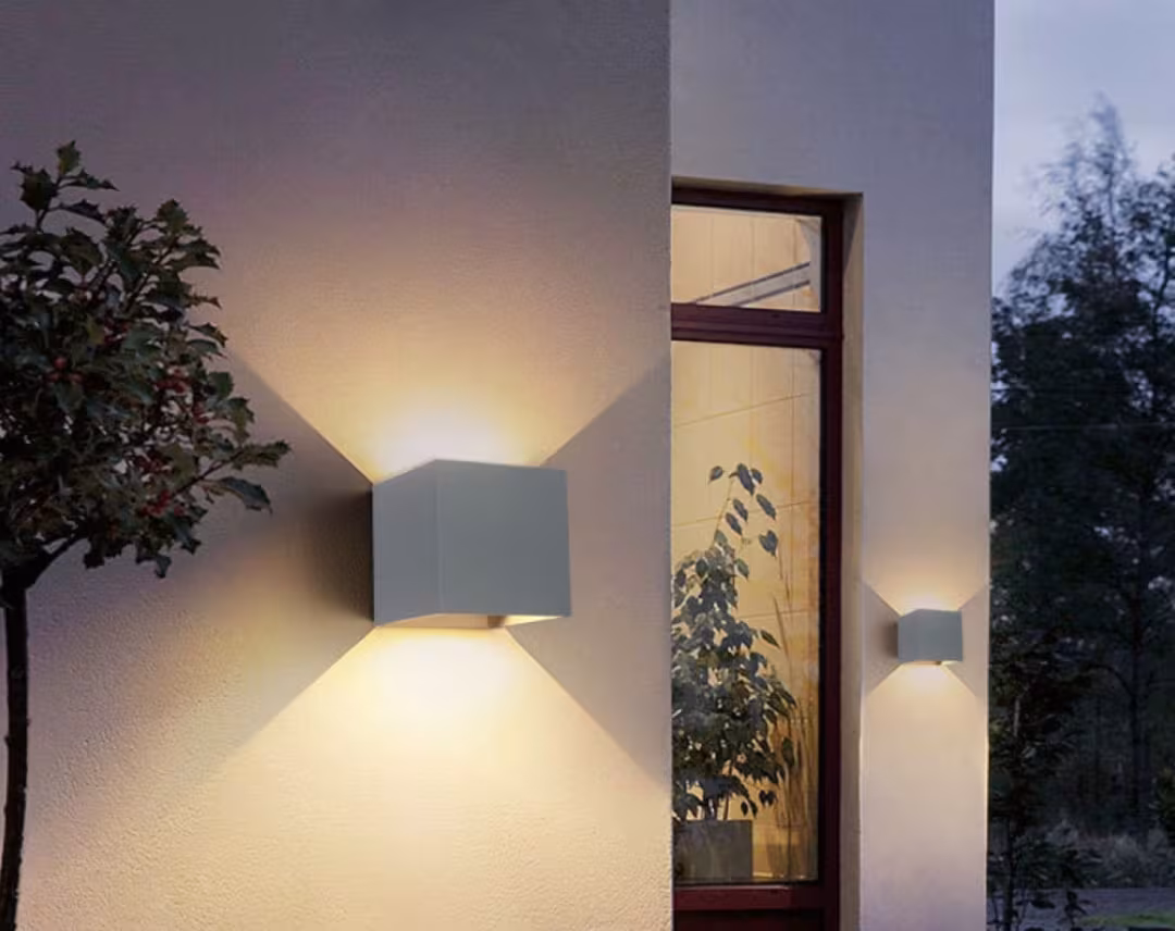 Cubus Wandleuchte aus Metall in Weiß, handgefertigt mit natürlichen Materialien für umweltfreundliches Wohnen. - das Bild 1