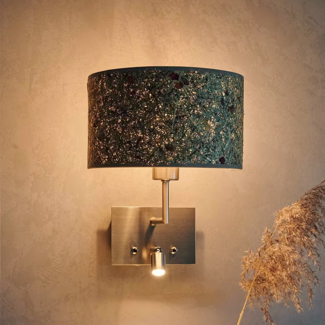 Handgefertigte Wandleuchte Cortexa von LeuchtNatur aus Holz mit Leselicht, umweltfreundlich, Premium-Qualität.