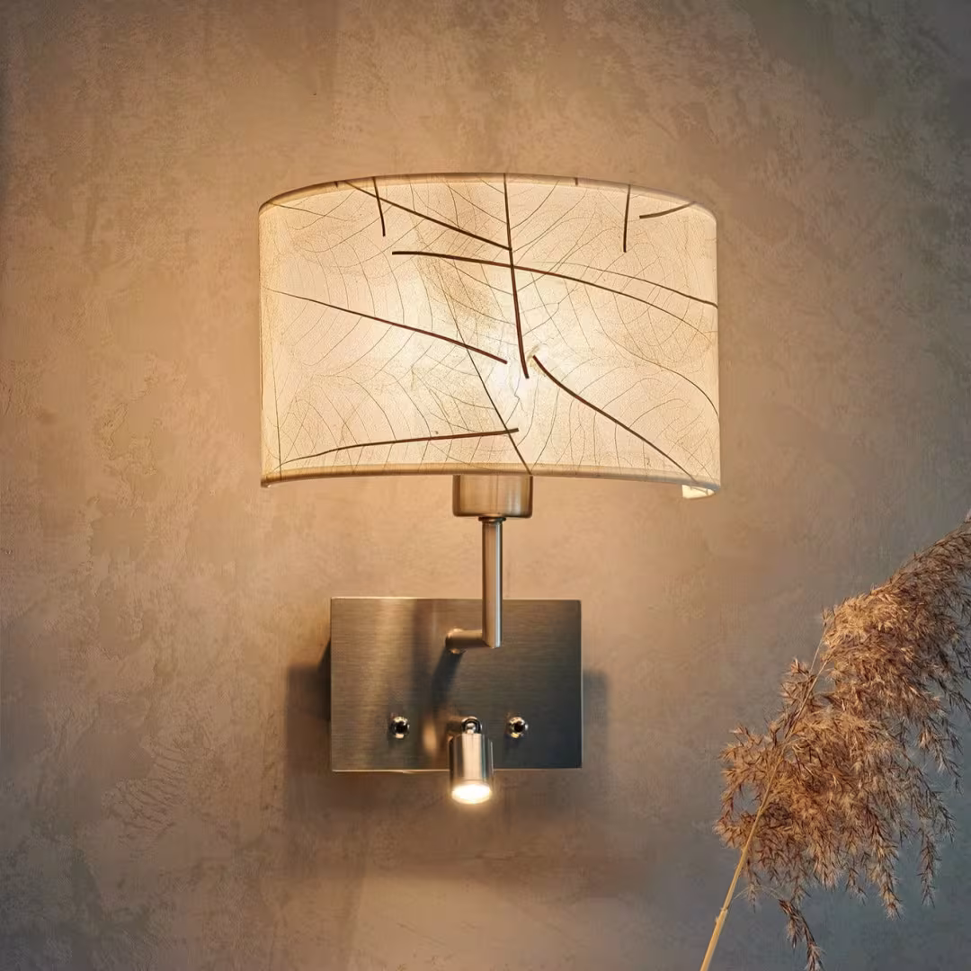 Handgefertigte Wandleuchte Cortexa mit Leselicht aus natürlichen Materialien, umweltfreundlich, Premium-Qualität.