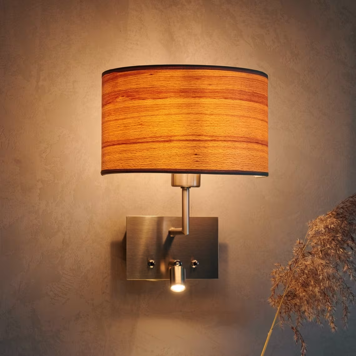 Handgefertigte Wandleuchte Cortexa aus Kernbuche mit Leselicht, umweltfreundlich und in Premium-Qualität.