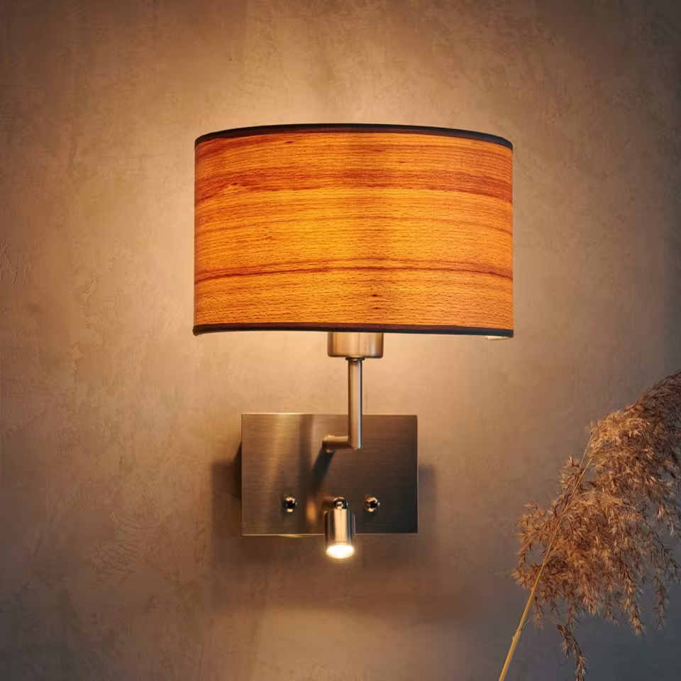 Handgefertigte Wandleuchte Cortexa aus Kernbuche mit Leselicht, umweltfreundlich und in Premium-Qualität.