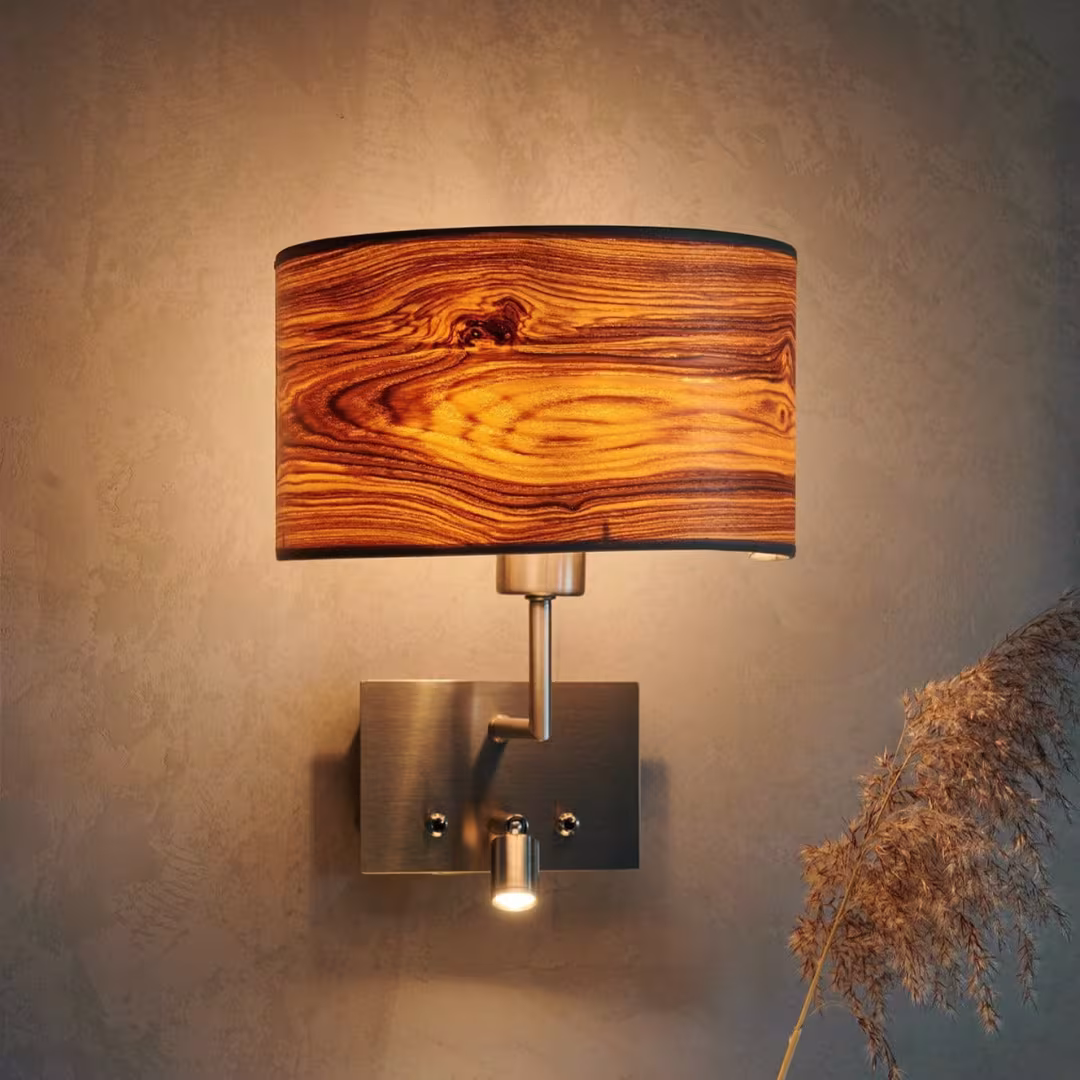 Handgefertigte Wandleuchte Cortexa aus Kernesche mit integriertem Leselicht für stilvolles, umweltfreundliches Wohnen.