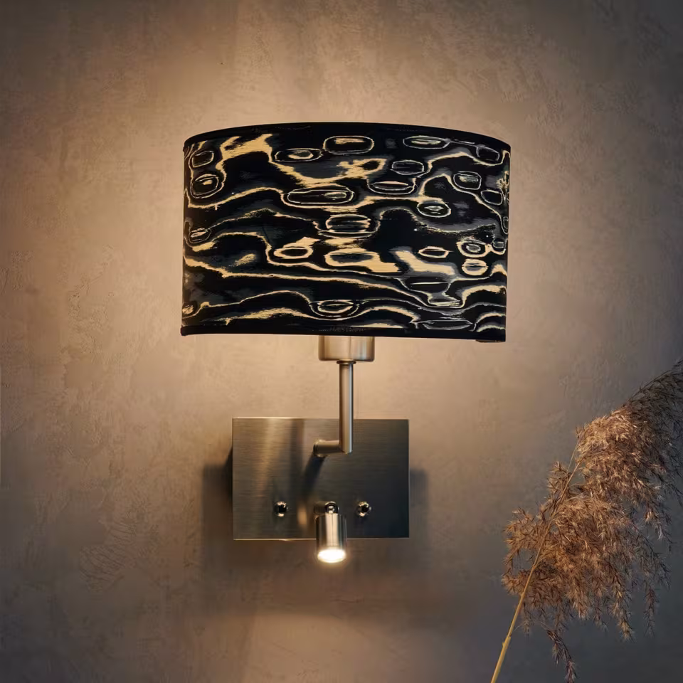 Handgefertigte Holz Wandlampe Cortexa Nero mit integriertem Leselicht, nachhaltig und hochwertig.