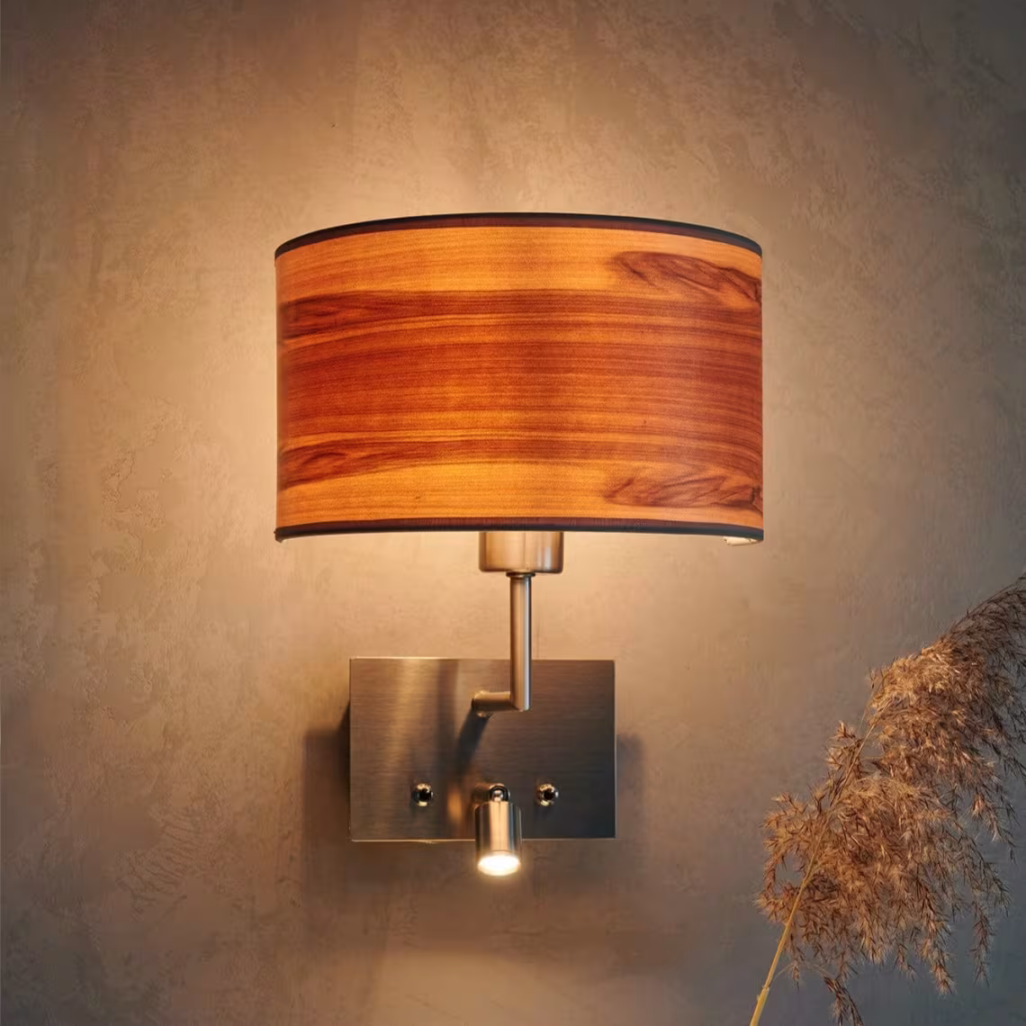 Wandleuchte Cortexa in Nussbaum Satin mit Leselicht, handgefertigt, umweltfreundlich, 5 Jahre Garantie.