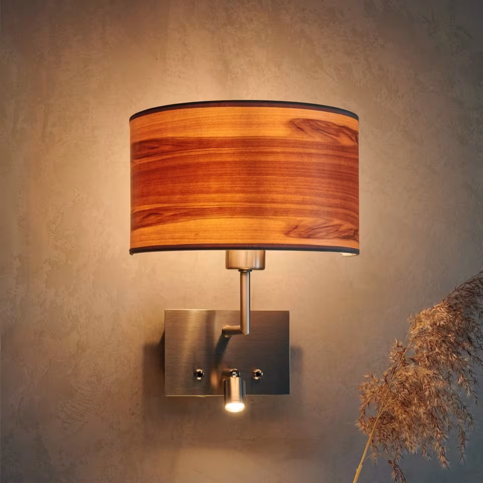 Wandleuchte Cortexa in Nussbaum Satin mit Leselicht, handgefertigt, umweltfreundlich, 5 Jahre Garantie.