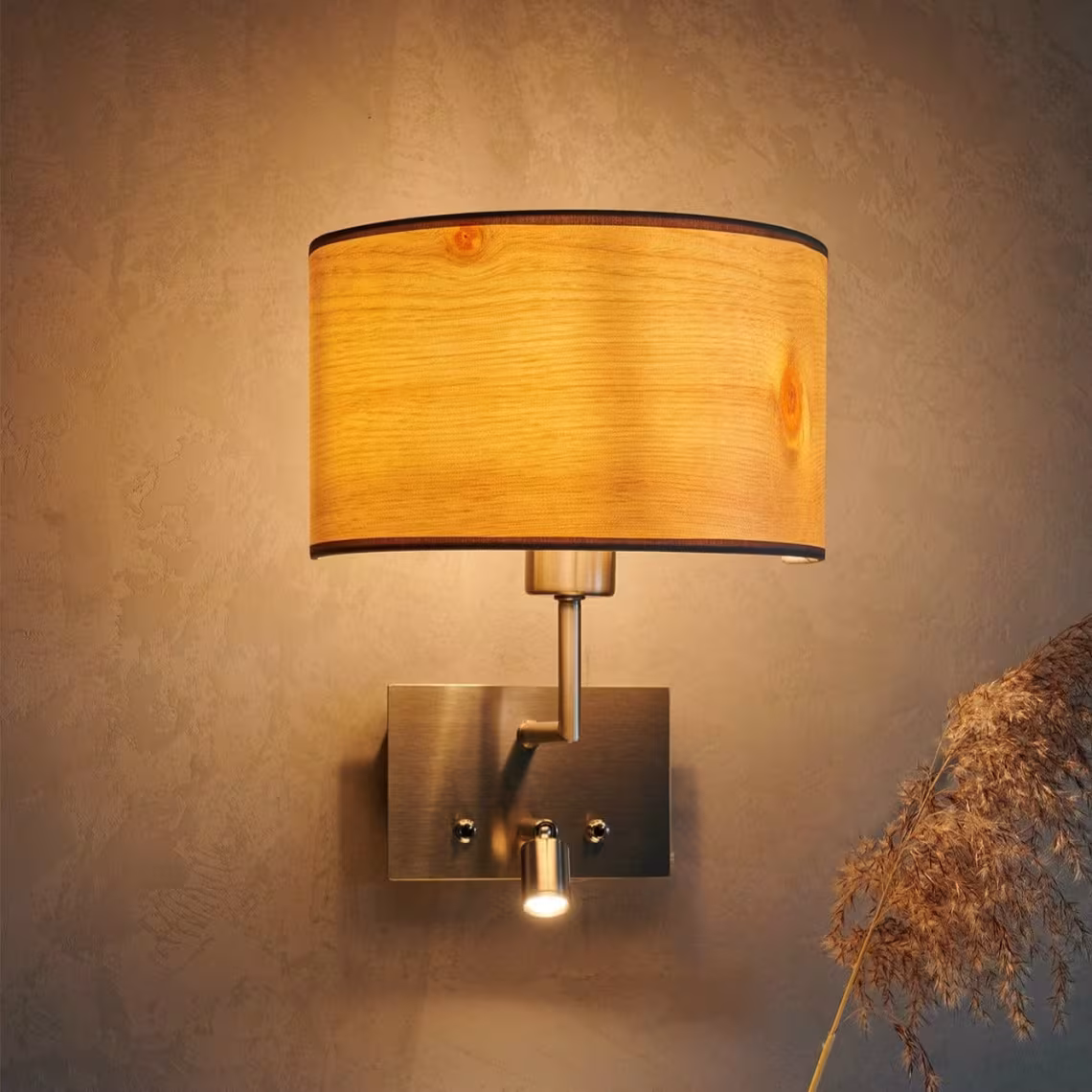 Wandleuchte Cortexa aus Zirbenholz mit Leselicht von LeuchtNatur, handgefertigt und umweltfreundlich.