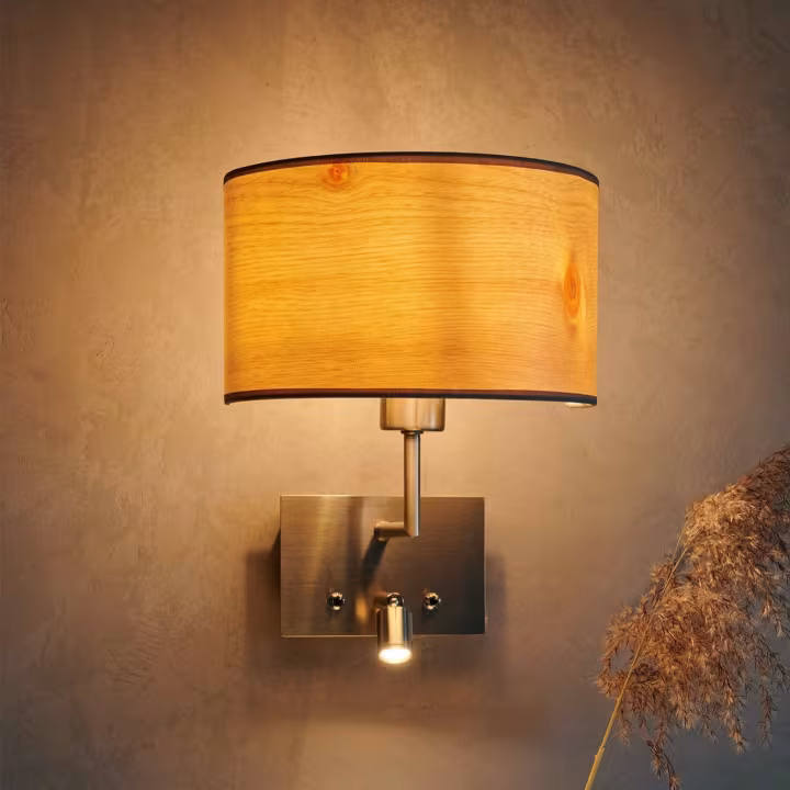 Wandleuchte Cortexa aus Zirbenholz mit Leselicht von LeuchtNatur, handgefertigt und umweltfreundlich.