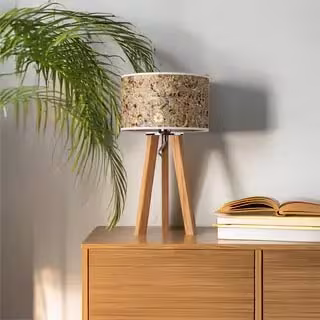Ligna Tischleuchte mit Dreibein aus Holz und Korkschirm - skandinavisches Design Nachttischlampe