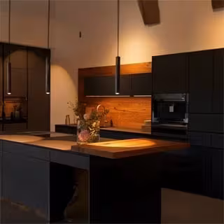 Pendelleuchten Küche aus Holz über Kochinsel und Arbeitsplatte - Designer Hängelampen für funktionale Küchenbeleuchtung