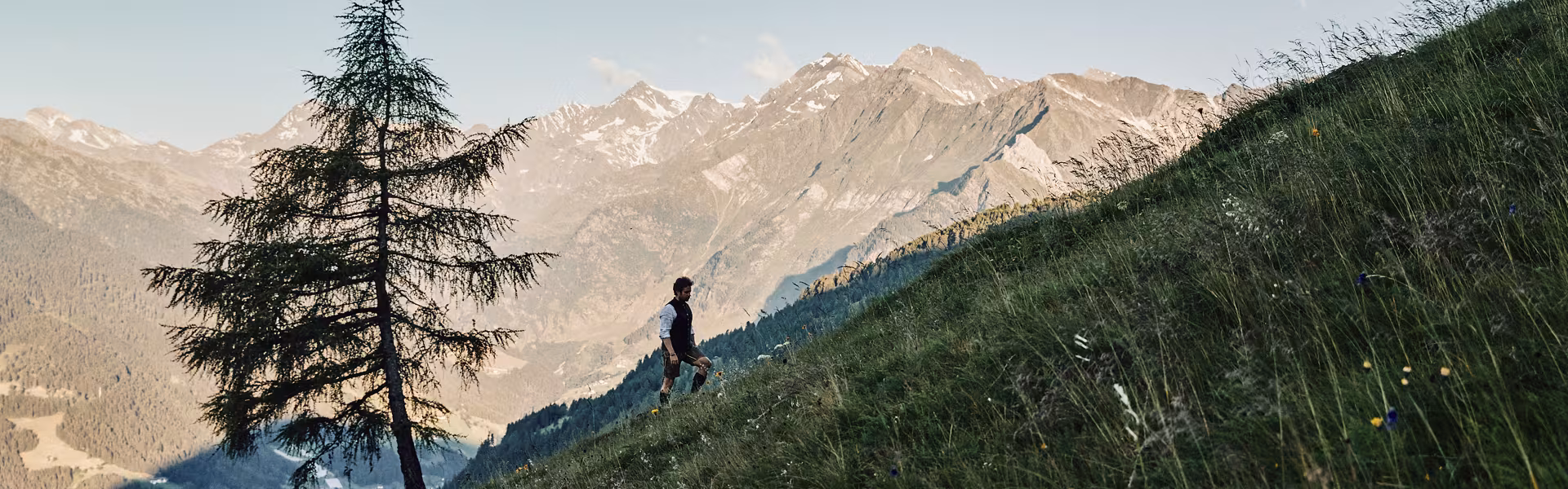 Matthias Stölzle, Gründer von LeuchtNatur, vor bayerischen Alpen am Chiemsee