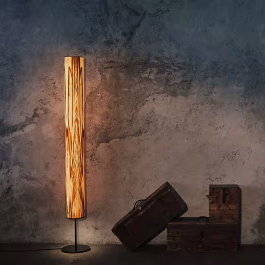 Stehleuchten Flur aus Holz mit Dreibein - platzsparende Designer Standlampen für schmale Eingänge