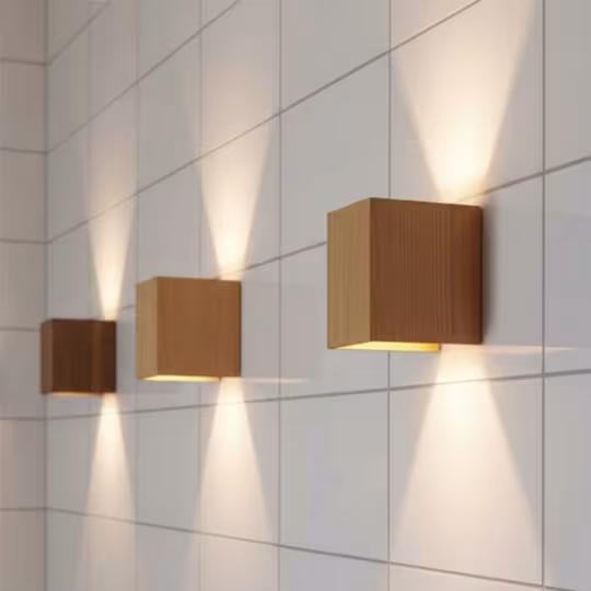 Wandlampen fürs Badezimmer aus Holz mit Up Down Licht - feuchtraumgeeignete Designer Wandleuchten für moderne Bäder